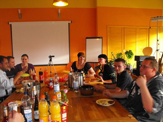 Gemeinsames Essen (Foto: Isabell Naperkowski) Gemeinsames Essen (Foto: Isabell Naperkowski)