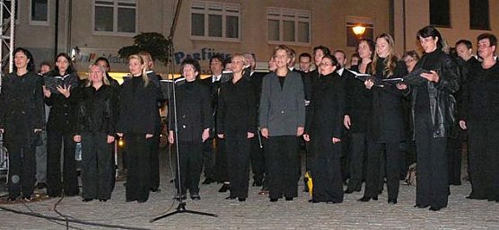 Mit dabei: Der Opernchor (Foto: Theater) Mit dabei: Der Opernchor (Foto: Theater)