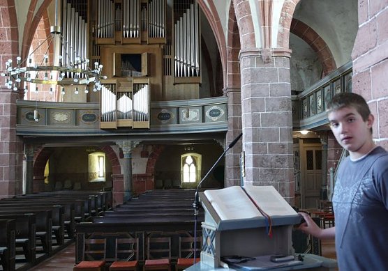 Kinder f&uuml;hren durch Kirchen (Foto: privat)