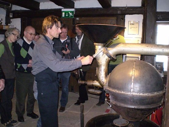 Beim R&ouml;sten zuschauen (Foto: I. Bergmann)