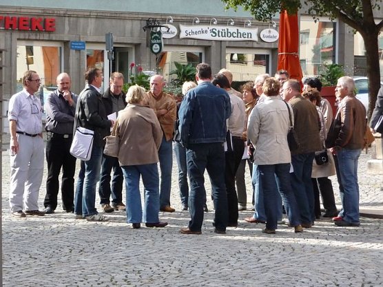 Diskussionen vor dem Rathaus (Foto: nnz) Diskussionen vor dem Rathaus (Foto: nnz)