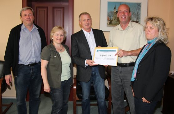 Übergeben (Foto: J. Piper) Übergeben (Foto: J. Piper)