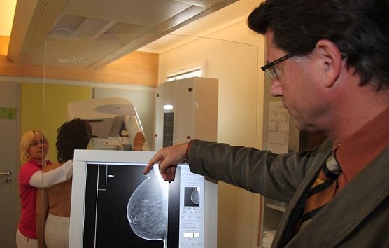 Untersuchung im Mobil (Foto: J. Piper)