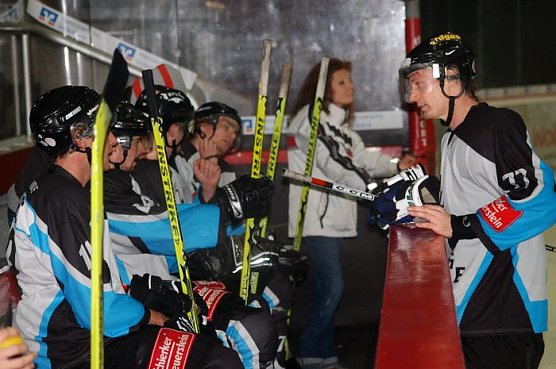 W&ouml;lfe auf der Bank (Foto: R. Koch)