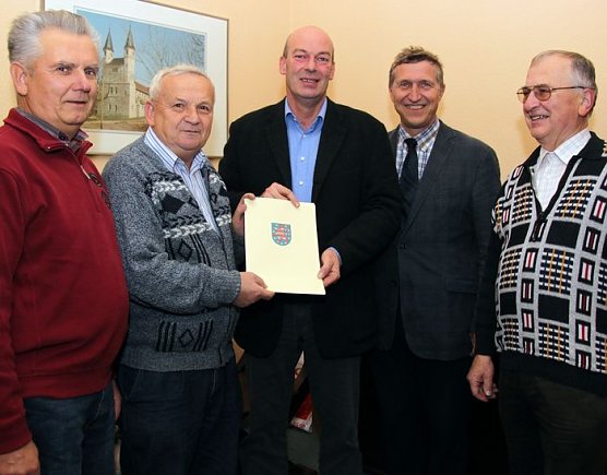 Übergeben (Foto: J. Piper) Übergeben (Foto: J. Piper)