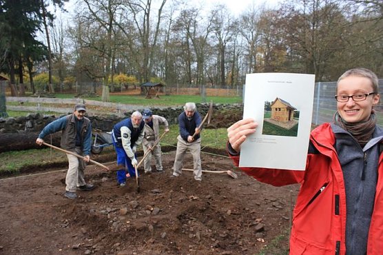 H&uuml;tte wird gebaut (Foto: P. Grabe)