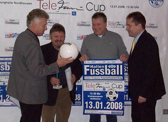 Vier Herren und ein Ball (Foto: S.A.) Vier Herren und ein Ball (Foto: S.A.)