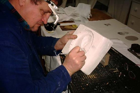 Arbeit am Medaillon (Foto: Gen&szlig;ler)