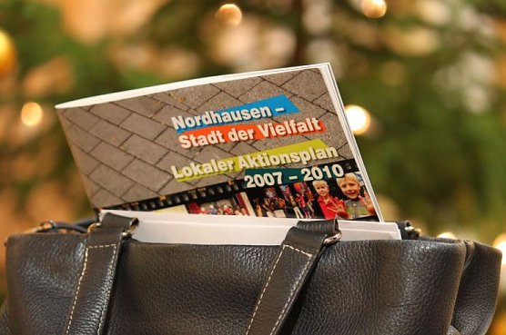 Die Brosch&uuml;re rund um das "Vielfalt tut gut"- Programm (Foto: Stephanie Knoche)