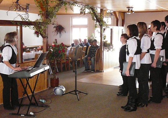 Feier in Hesserode (Foto: C. Bohn) Feier in Hesserode (Foto: C. Bohn)