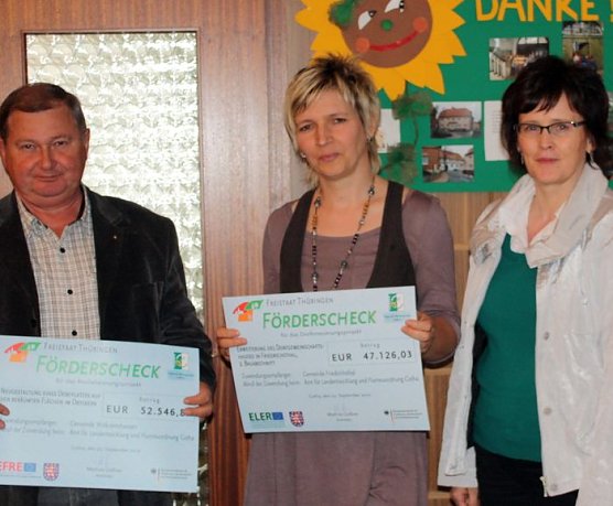 Scheck erhalten (Foto: J. Piper)