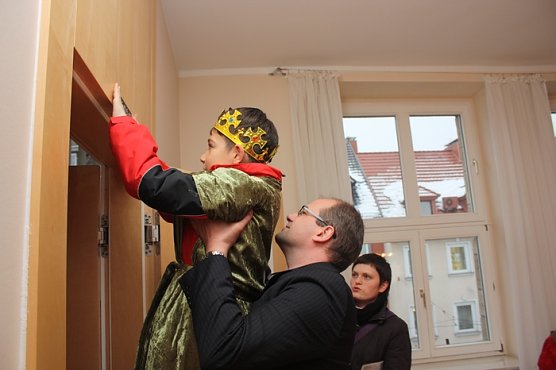 Hilfestellung f&uuml;r Sternsinger (Foto: P. Grabe)