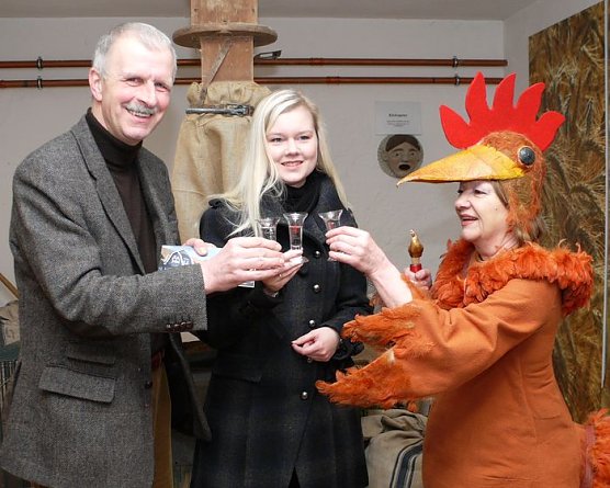 Gewinnerin begr&uuml;&szlig;t (Foto: nnz)