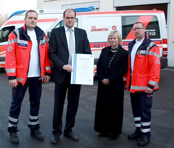 Zertifikat &uuml;bergeben (Foto: JUH)