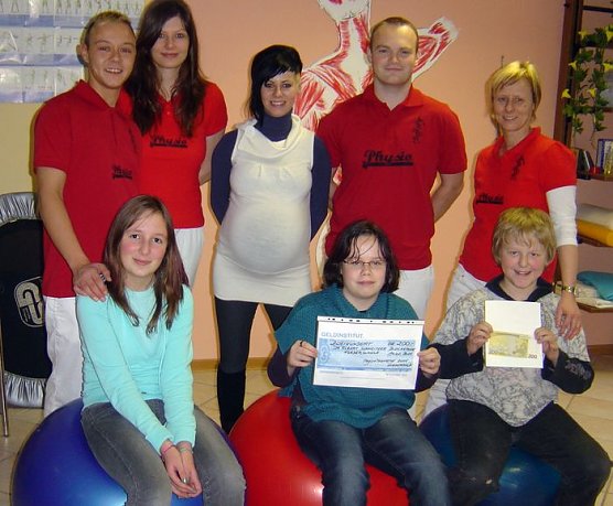 Scheck &uuml;bergeben (Foto: privat)