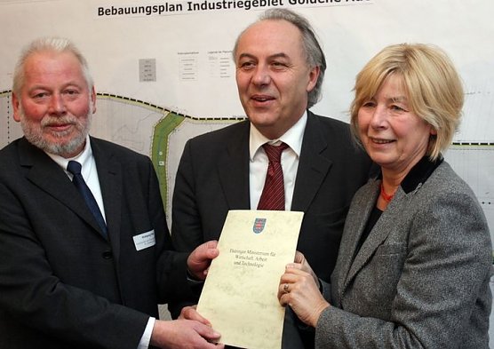 Bescheid &uuml;bergeben (Foto: P. Grabe)