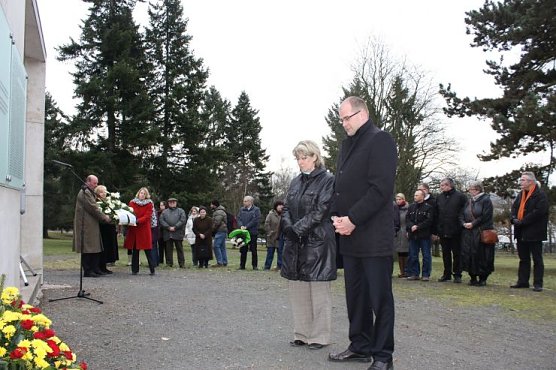 Kränze niedergelegt (Foto: P. Grabe) Kränze niedergelegt (Foto: P. Grabe)