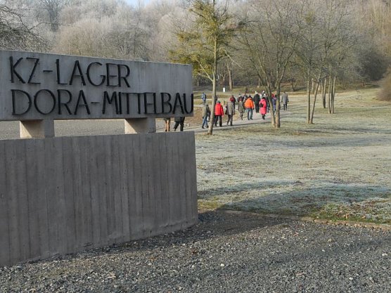 Führung durch die Gedenkstätte (Foto: Angelo Glashagel) Führung durch die Gedenkstätte (Foto: Angelo Glashagel)