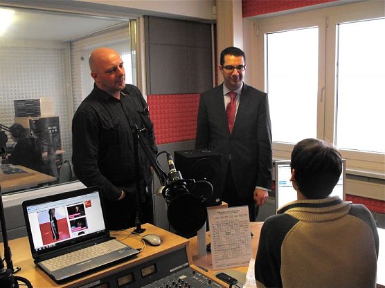 Zimmermann (rechts) besichtigt die Studios des OKN (Foto: Peter Jentsch)