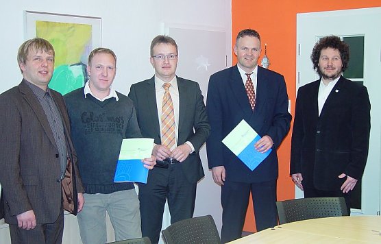 &Uuml;bergeben (Foto: FHN)