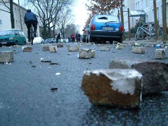 Herausgebrochene Pflasersteine in der Reichenbachstraße (Foto: Anonymus) Herausgebrochene Pflasersteine in der Reichenbachstraße (Foto: Anonymus)
