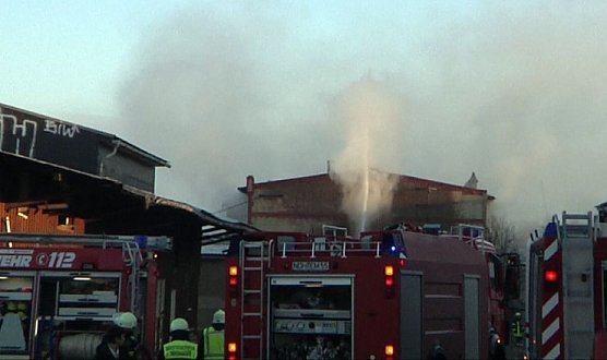 Lagerhalle brennt (Foto: nnz-tv)