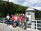 Wandergruppe besichtigt die Talsperre