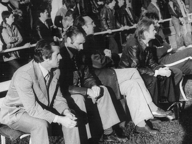 Auf der Trainerbank (Foto: Archiv Verkouter) Auf der Trainerbank (Foto: Archiv Verkouter)