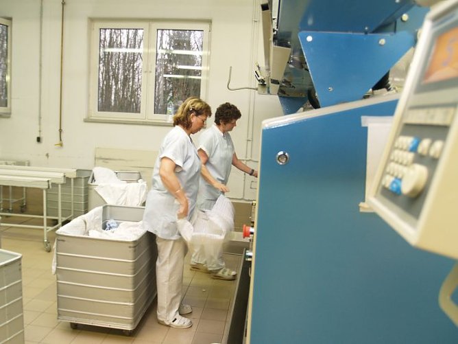 Nicht in, sondern an der Mangel (Foto: SHK) Nicht in, sondern an der Mangel (Foto: SHK)