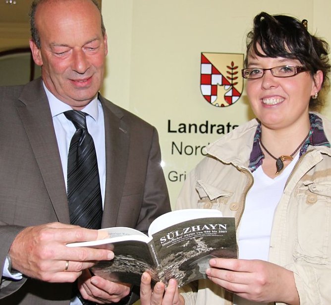 Chronik &uuml;bergeben (Foto: J. Piper)