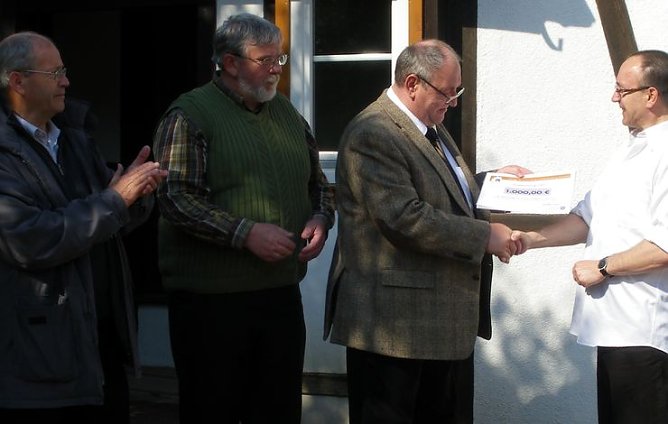 Übergeben (Foto: privat) Übergeben (Foto: privat)