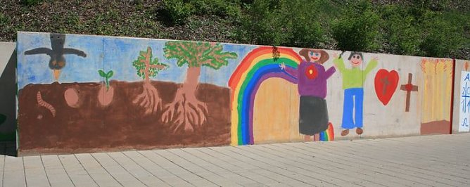 Kinder bemalen Mauer (Foto: privat)