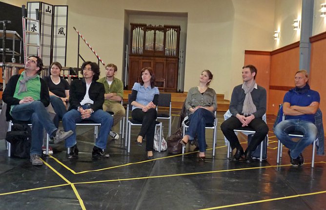 Ensemble steht (Foto: Karl-Heinz Herrmann) Ensemble steht (Foto: Karl-Heinz Herrmann)