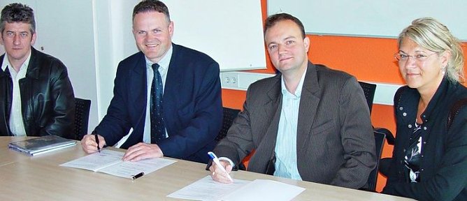 Unterschrieben (Foto: FHN)