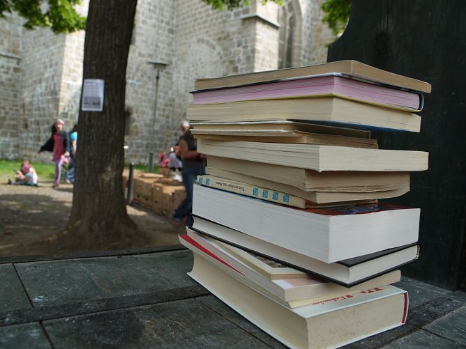 B&uuml;cher zum Kilopreis (Foto: Angelo Glashagel)
