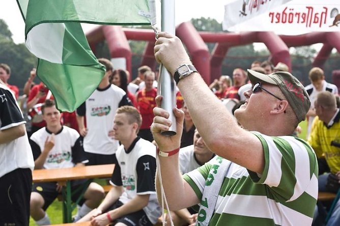 Fans in der AWD Arena (Foto: Agentur)