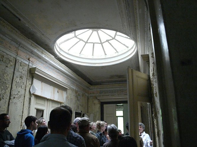 Frau Hartmann f&uuml;hrt durchs Haus (Foto: Angelo Glashagel)