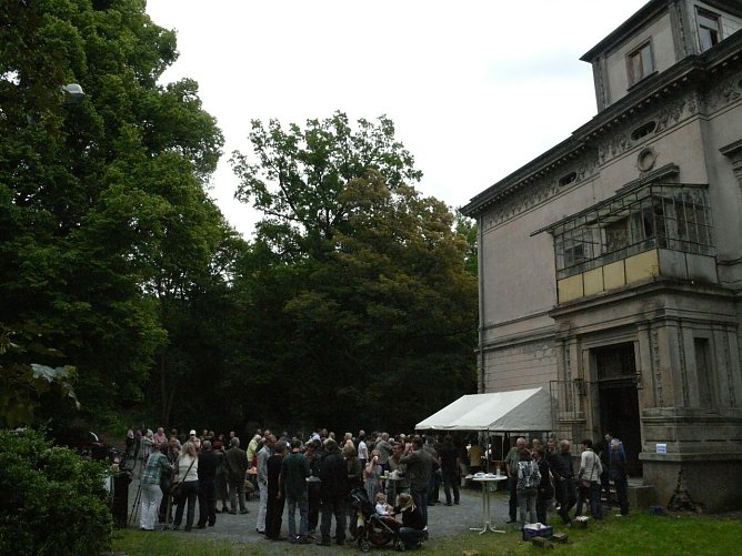 Zahlreiche Jazzfreunde fanden ihren Weg in den Park (Foto: Angelo Glashagel)
