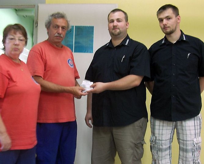 Übergeben (Foto: privat) Übergeben (Foto: privat)