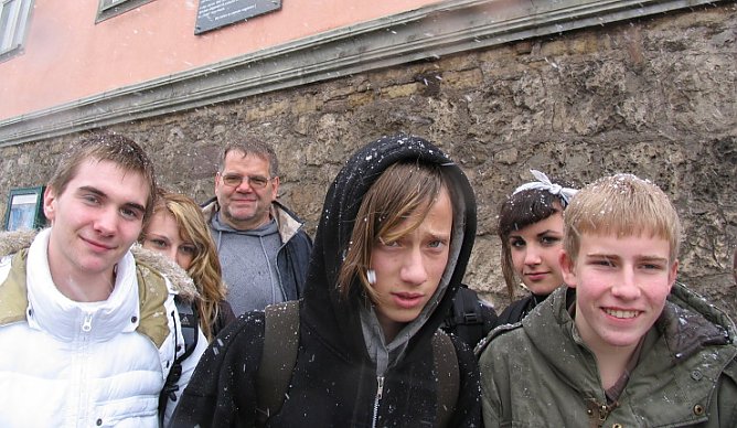 Sch&uuml;ler der Lessingschule, dahinter Reiner Schumann von den "Falken" (Foto: psv)