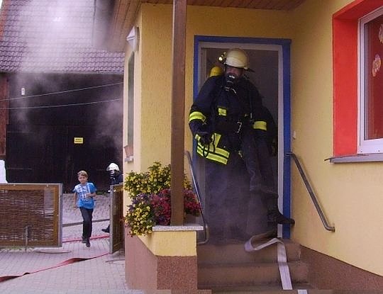 In KITA geübt (Foto: Berufsfeuerwehr) In KITA geübt (Foto: Berufsfeuerwehr)