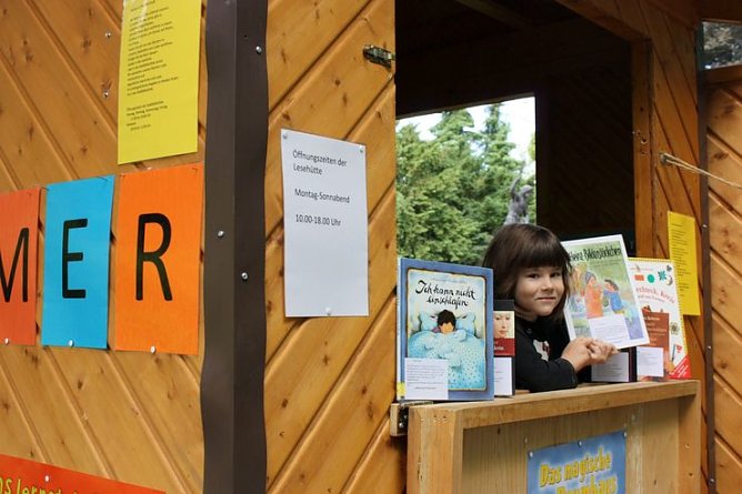 Lesen in der Hütte (Foto: I. Bergmann) Lesen in der Hütte (Foto: I. Bergmann)