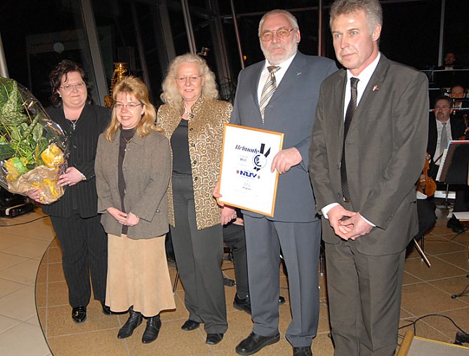 Urkunde &uuml;bergeben (Foto: Hasselbach)