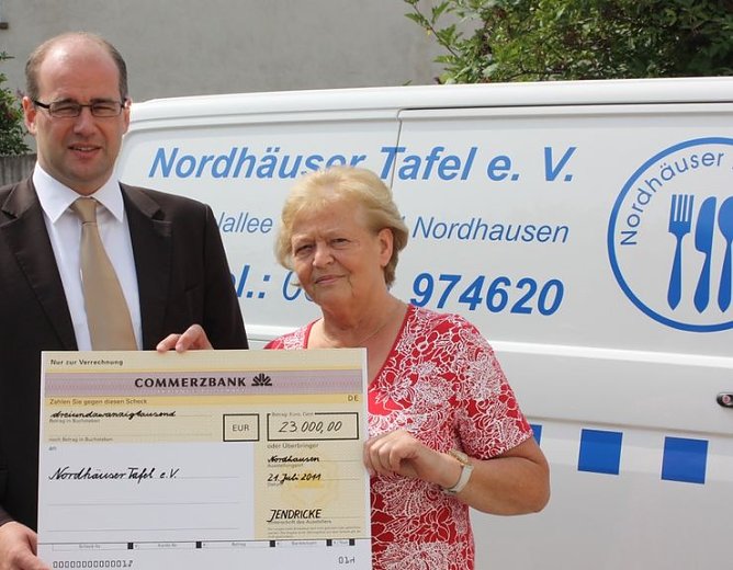 Scheck übergeben (Foto: P. Grabe) Scheck übergeben (Foto: P. Grabe)