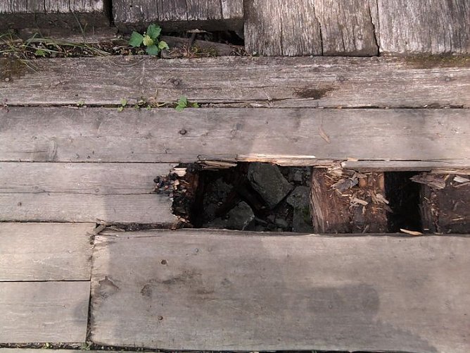 Belag wird ausgetauscht (Foto: privat) Belag wird ausgetauscht (Foto: privat)