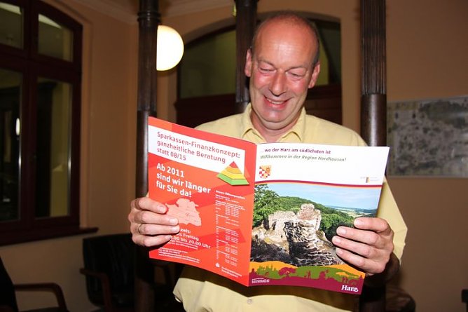 Bl&auml;ttert in Brosch&uuml;re: Landrat Joachim Claus (CDU) (Foto: J. Piper)