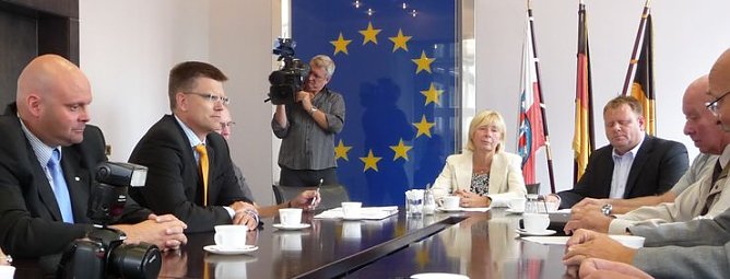 Ziehen alle an einem Strang: Boxer, Rathaus und Sponsoren (Foto: nnz)