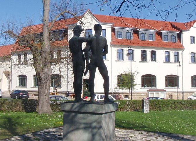 Plastik vor dem Kulturhaus (Foto: E. Kagelmacher)