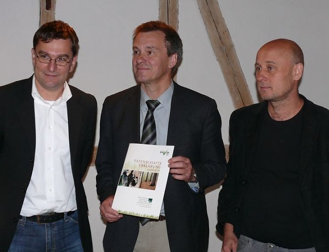 Übergeben (Foto: privat) Übergeben (Foto: privat)