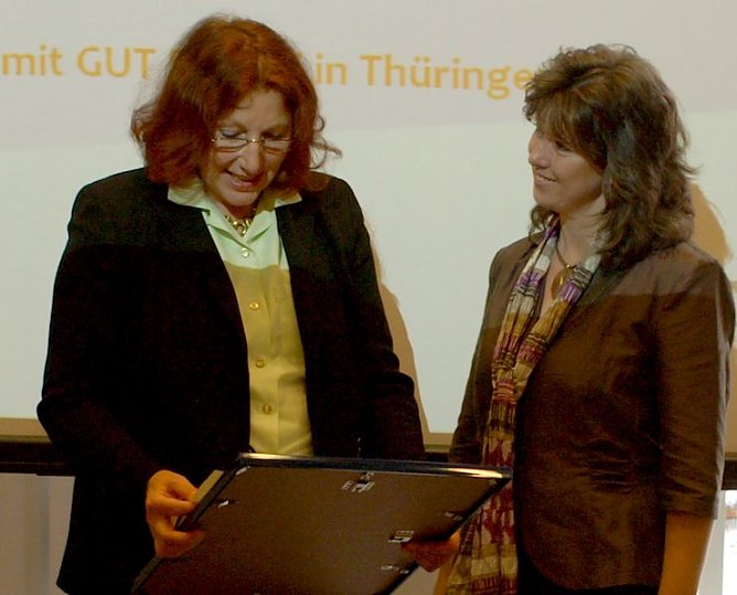 Zertifikat erhalten (Foto: privat) Zertifikat erhalten (Foto: privat)